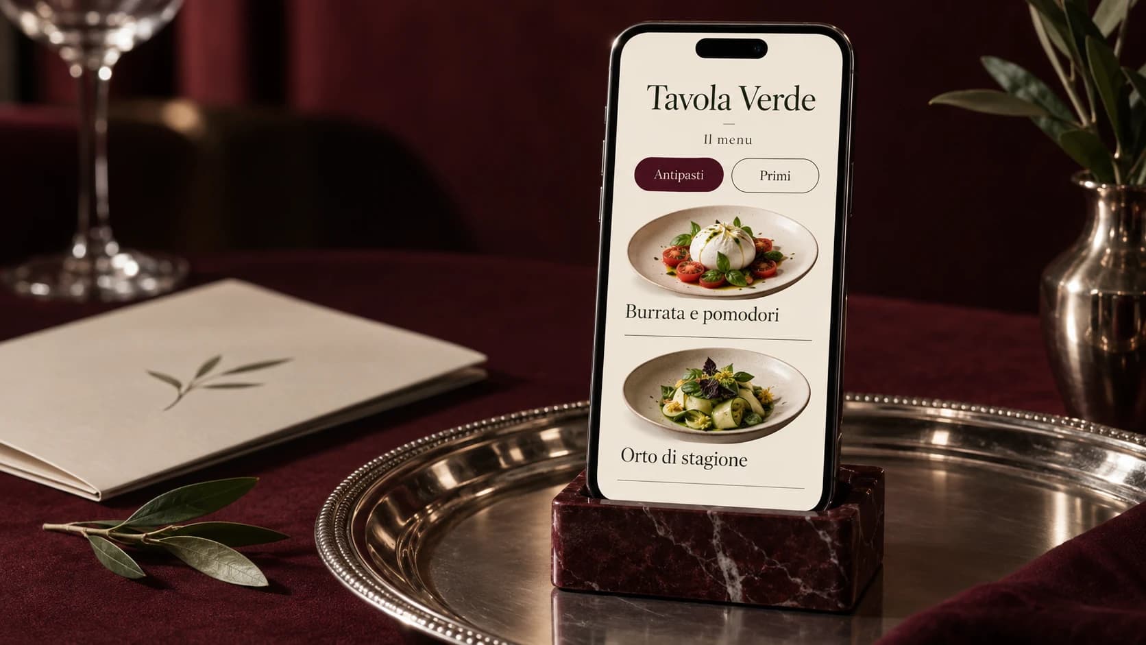Menu digitale Tavola Verde con categorie e piatti distanziati su uno smartphone in un supporto bordeaux