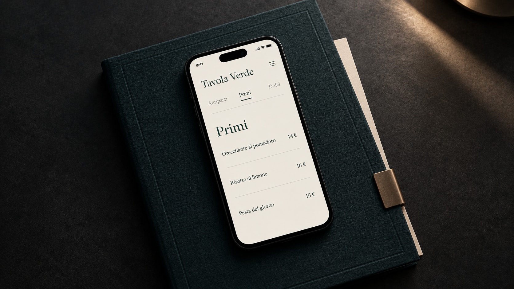 Menu digitale su smartphone appoggiato a una cartellina in lino petrolio, su un tavolo scuro