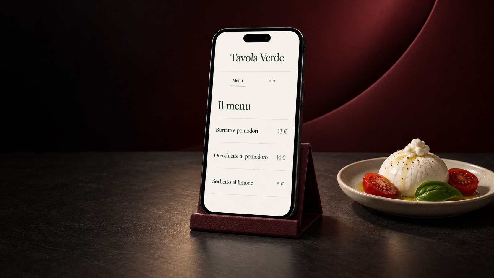 Menu digitale su smartphone accanto a un piatto di burrata, su fondo bordeaux scuro